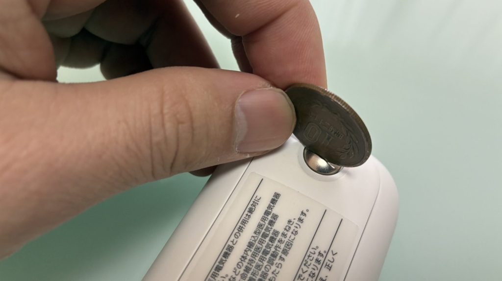 10円玉を使って開けるHV-F022の電池カバー
