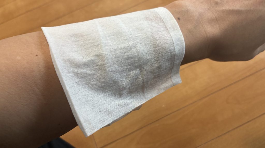 腕に貼り付けたウエットシート