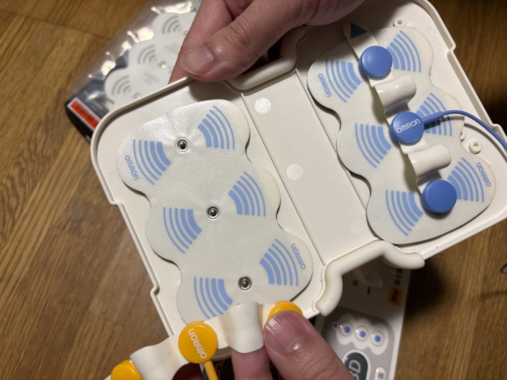 3Dパッド2枚に青と黄色の導子バンドを取りつけた状態