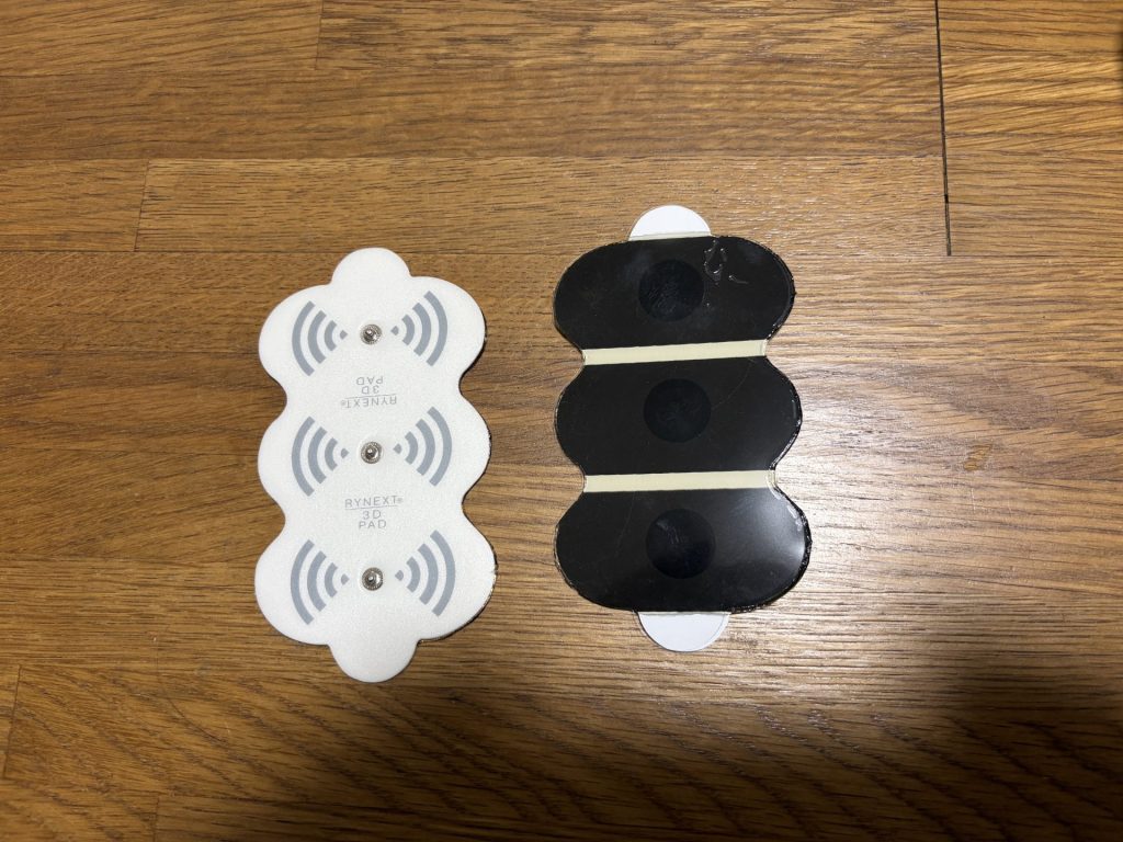3Dパッドの表面側と、黒い粘着面側を並べて比べた状態