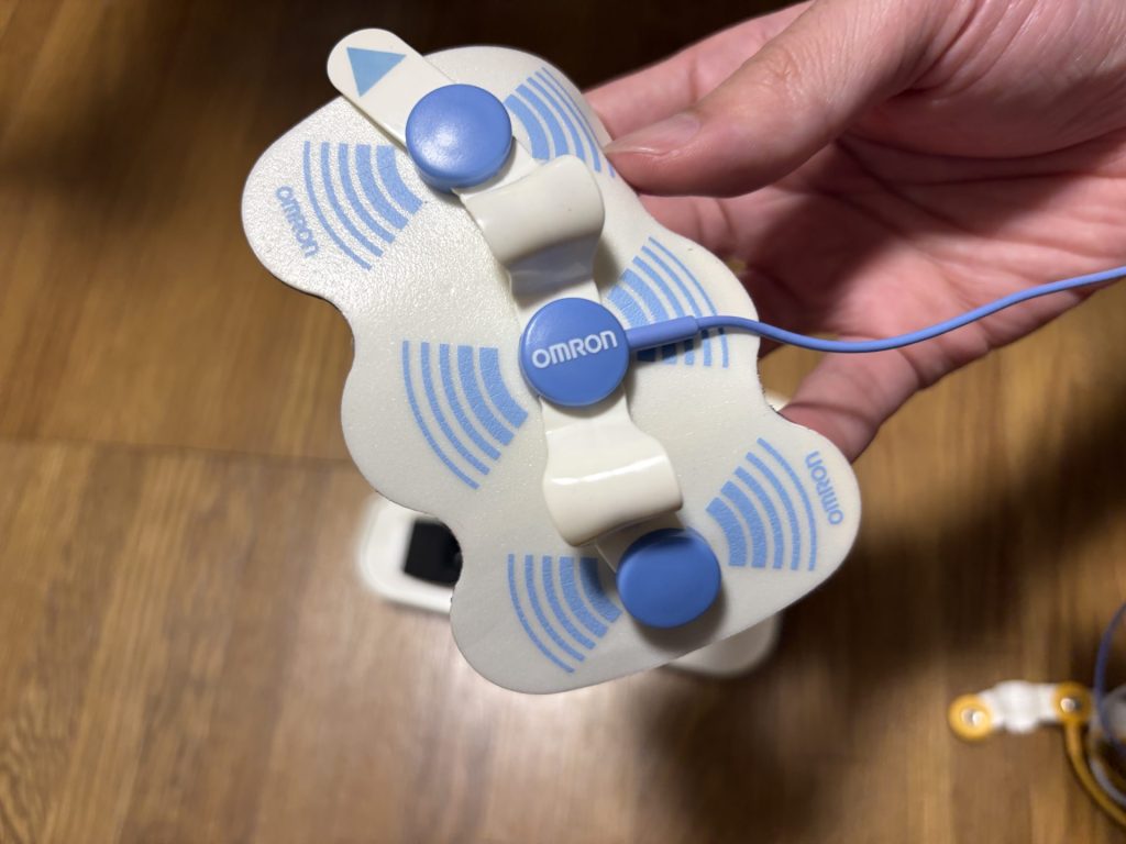 3Dパッドの3か所に導子バンドを取りつけ、導子コードをつないだ状態