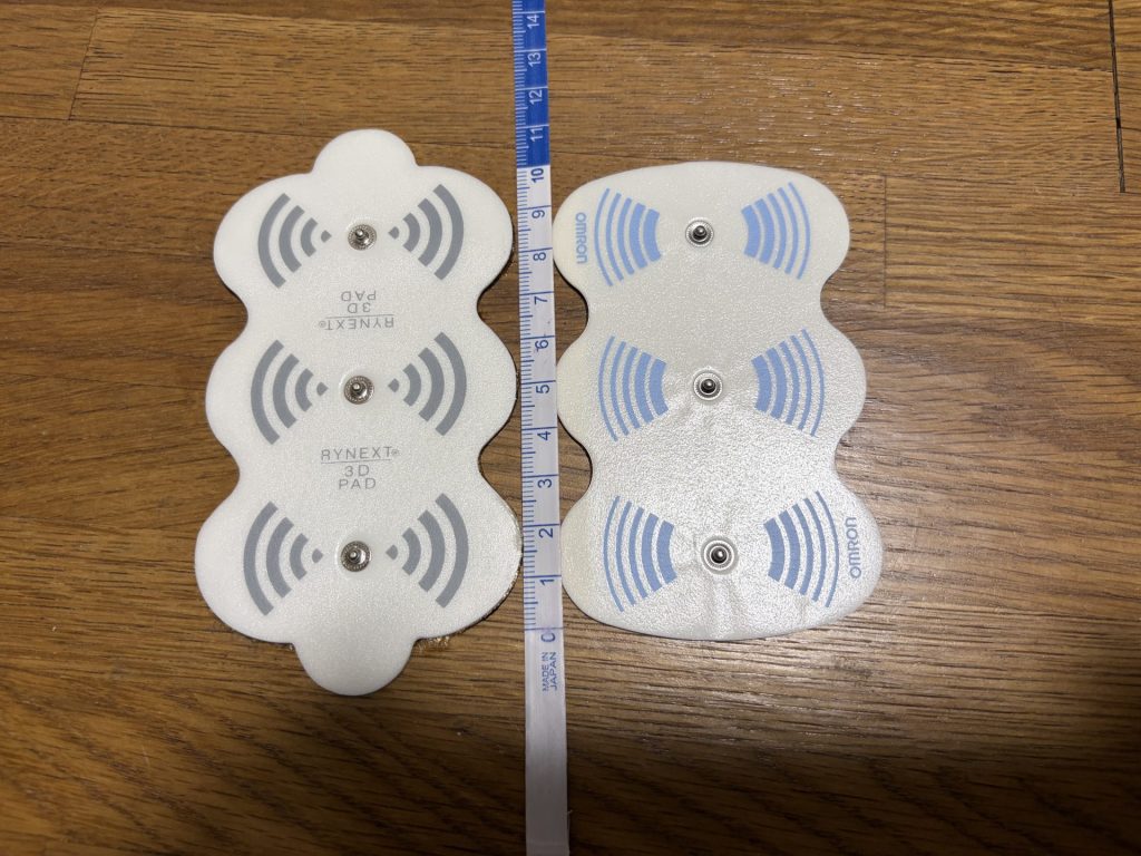 純正の3Dパッドと互換パッドをメジャーに並べて大きさを比べた状態