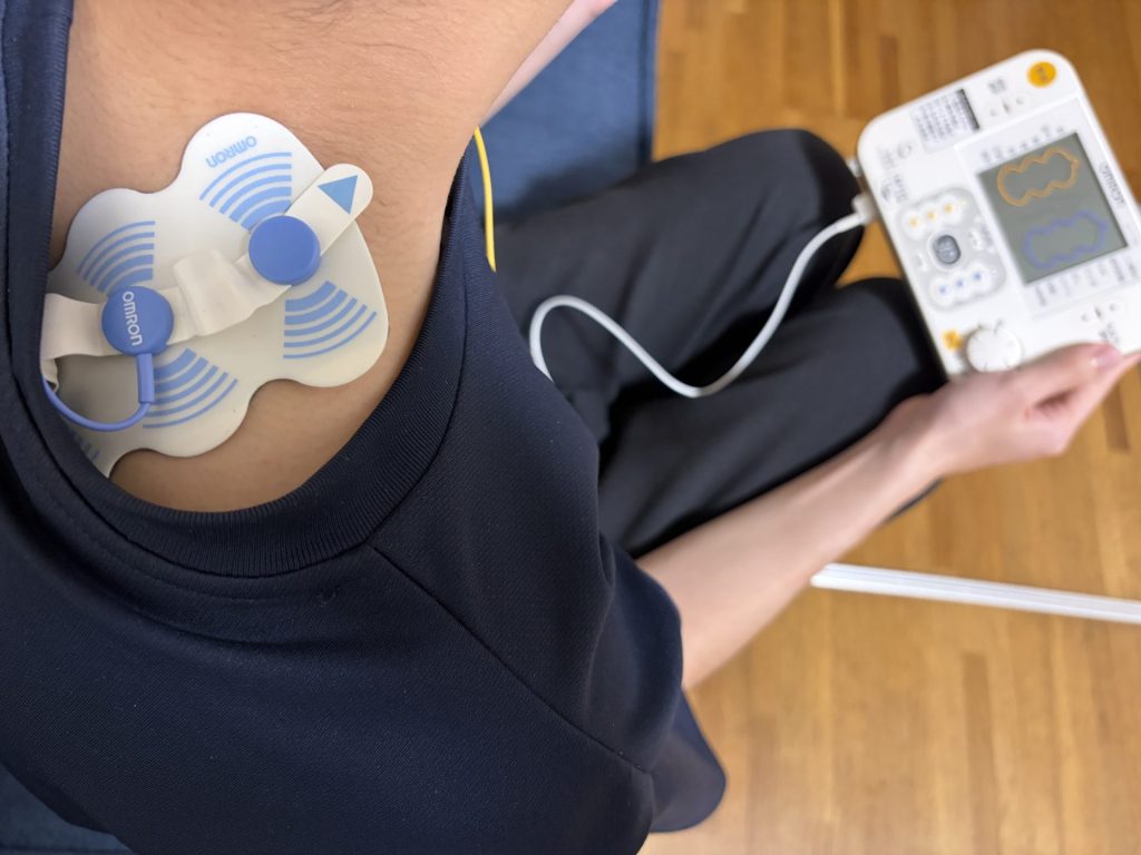 3Dパッドを肩から上腕にかけて貼り、本体につないだ状態