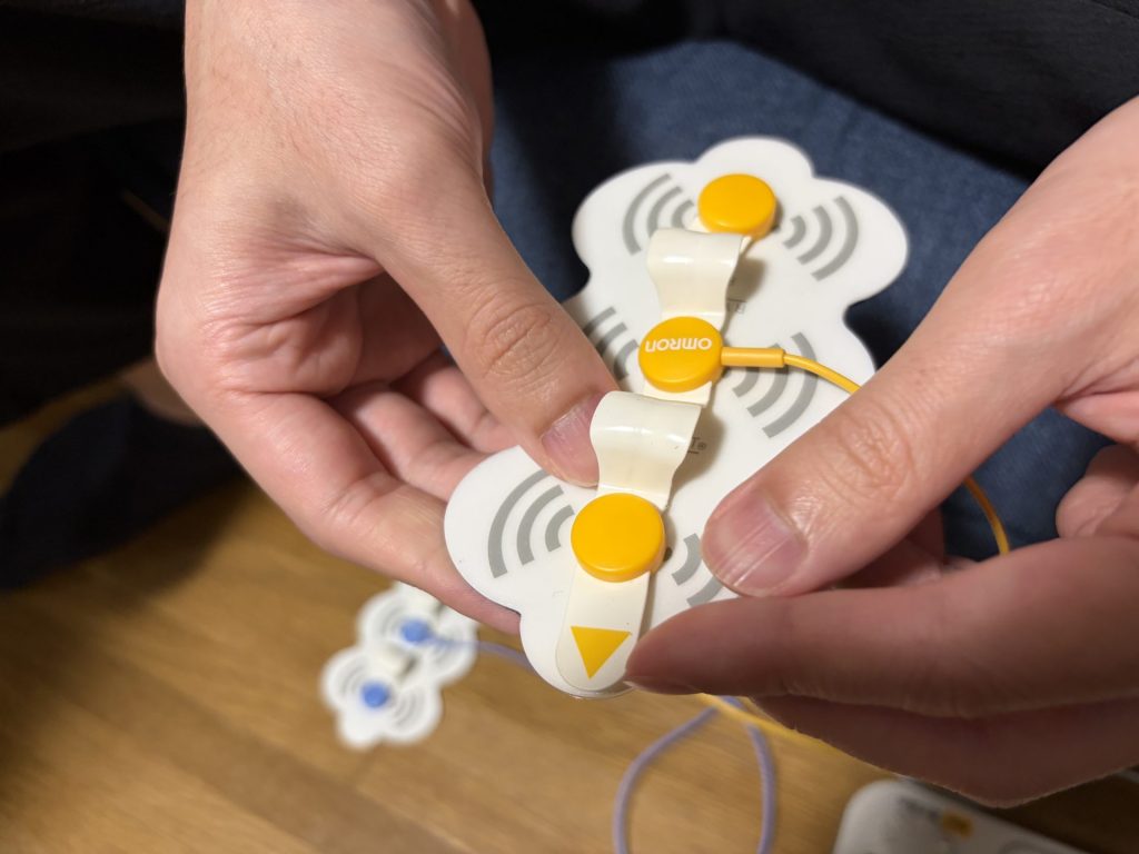 3Dパッドに黄色の導子バンドを取りつけているところ