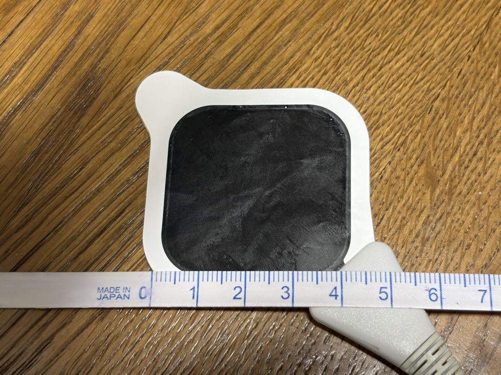 温熱導子1個を定規に並べて大きさを確かめた状態
