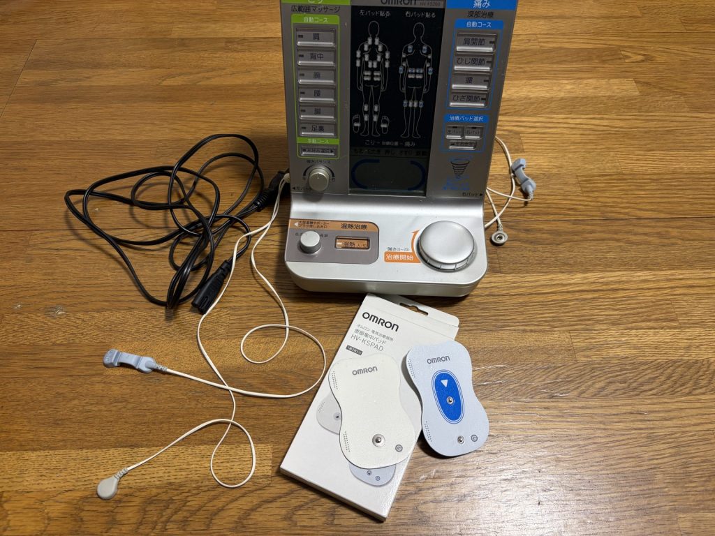 オムロン電気治療器本体と患部集中パッドの一式