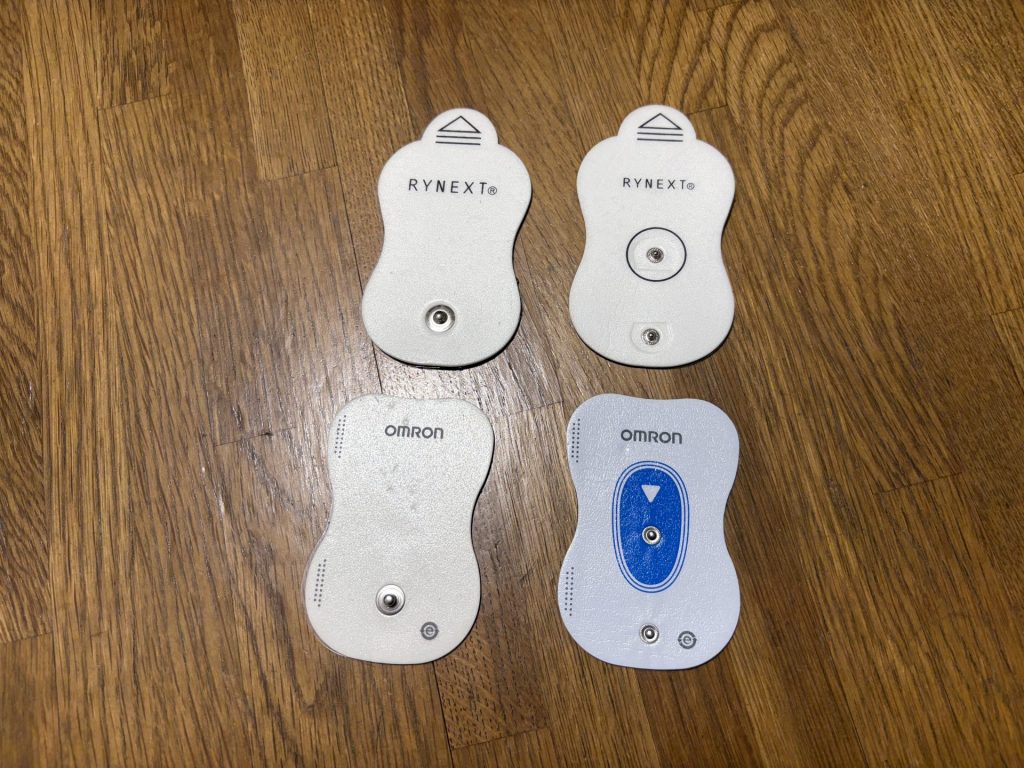 オムロン患部集中パッド4枚の表面と裏面